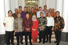 Undang Makan Malam,...