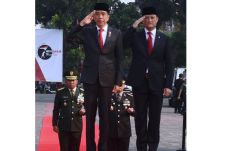 Pimpin Upacara Hari...