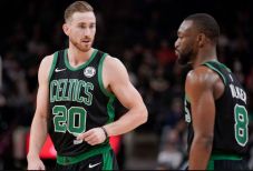 Tangan Kiri Pemain Celtics...