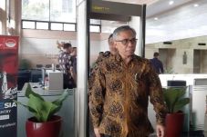 Kepala OJK Investigasi...