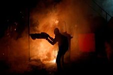 Polisi: Demonstran Bawa...