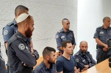 Israel Deportasi Warga...
