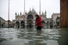 Banjir Apokaliptik Landa...