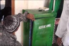 Dua Pemuda Curi Kotak...