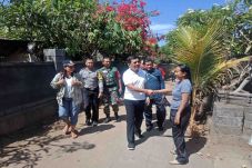 Tinjau Korban Gempa,...