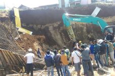 Longsor di Lokasi Proyek...