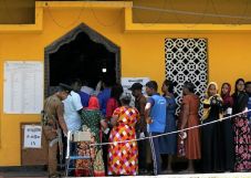 Warga Sri Lanka Berikan...