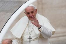 Paus Francis Bandingkan...