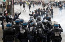 Polisi Paris Tembakkan...