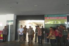 Mahfud MD Jenguk Cucu...