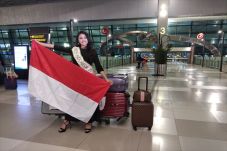 Bertolak ke London,...
