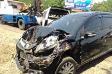 Mobilio Tabrak Motor...