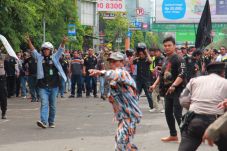 Bentrokan Ormas, DPRD...
