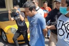 Lempar Sperma ke Wanita,...