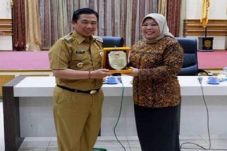 Bupati Kobar Terima...