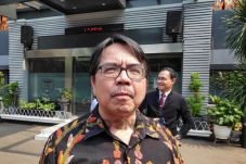 Tiga Jam Diperiksa Penyidik,...