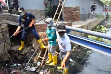 Darurat Sampah, Bupati...
