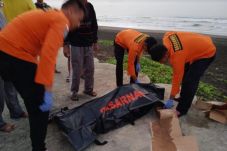 Perahu Terhempas Ombak,...