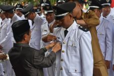 75 Kades Dilantik, Bupati:...