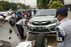 Parkir di Jalur Sepeda...