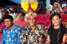 Tokoh Adat Papua: 1...