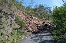Tebing Setinggi 15 Meter...