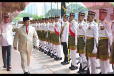 Prabowo: Tegakkan Kepalamu...