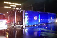 Bus Terbalik di Tol...