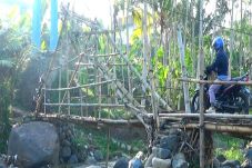 Warga Dua Kabupaten...