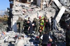 Korban Tewas Gempa Albania...