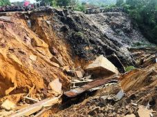Banjir dan Longsor Tewaskan...