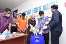 Polda Kepri Musnahkan...