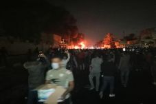 Demonstran Irak Mengamuk,...