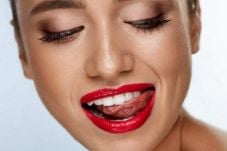 6 Kesalahan Pakai Lipstik,...
