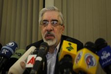 Oposisi Samakan Khamenei...