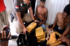 Bawa 20 Paket Ganja,...
