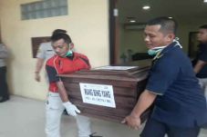 RS Polri Serahkan Jenazah...
