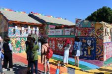 Rainbow Village, Goresan...