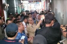 Ricuh, Penyegelan Puluhan...