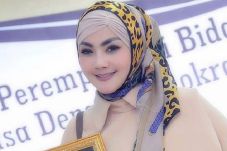 Tak Hanya Akting, Ade...