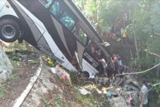 Bus Terjun ke Sungai...