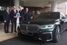 Mobil Mewah BMW Ditugaskan...