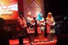 Istri Maruf Amin Buka...