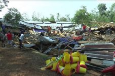 Puting Beliung Porak-porandakan...