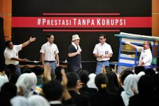 Tiga Menteri Bermain...