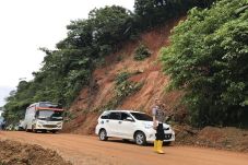 Jalur Sumbar-Riau Longsor,...