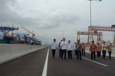 Jokowi: Tol Layang Jakarta-Cikampek...