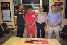 Asyik Bersantai di Jembatan,...