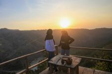Berburu Senja di Bukit...