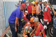 Bersihkan Ilalang, Kakak-Adik...